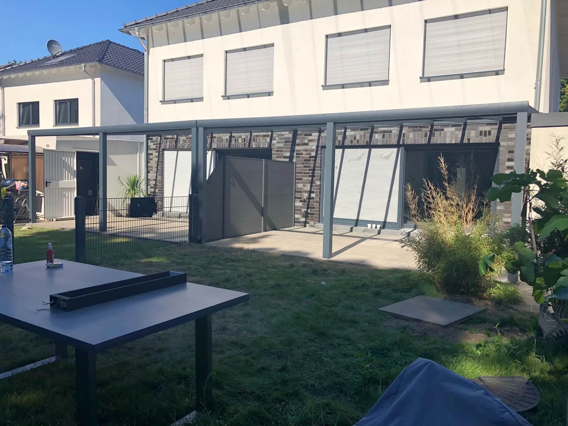 Realisierte Brait Terrassenüberdachung mit Glasanbau in Ulm — Aluminium 6063 T6 in Anthrazit RAL 7016