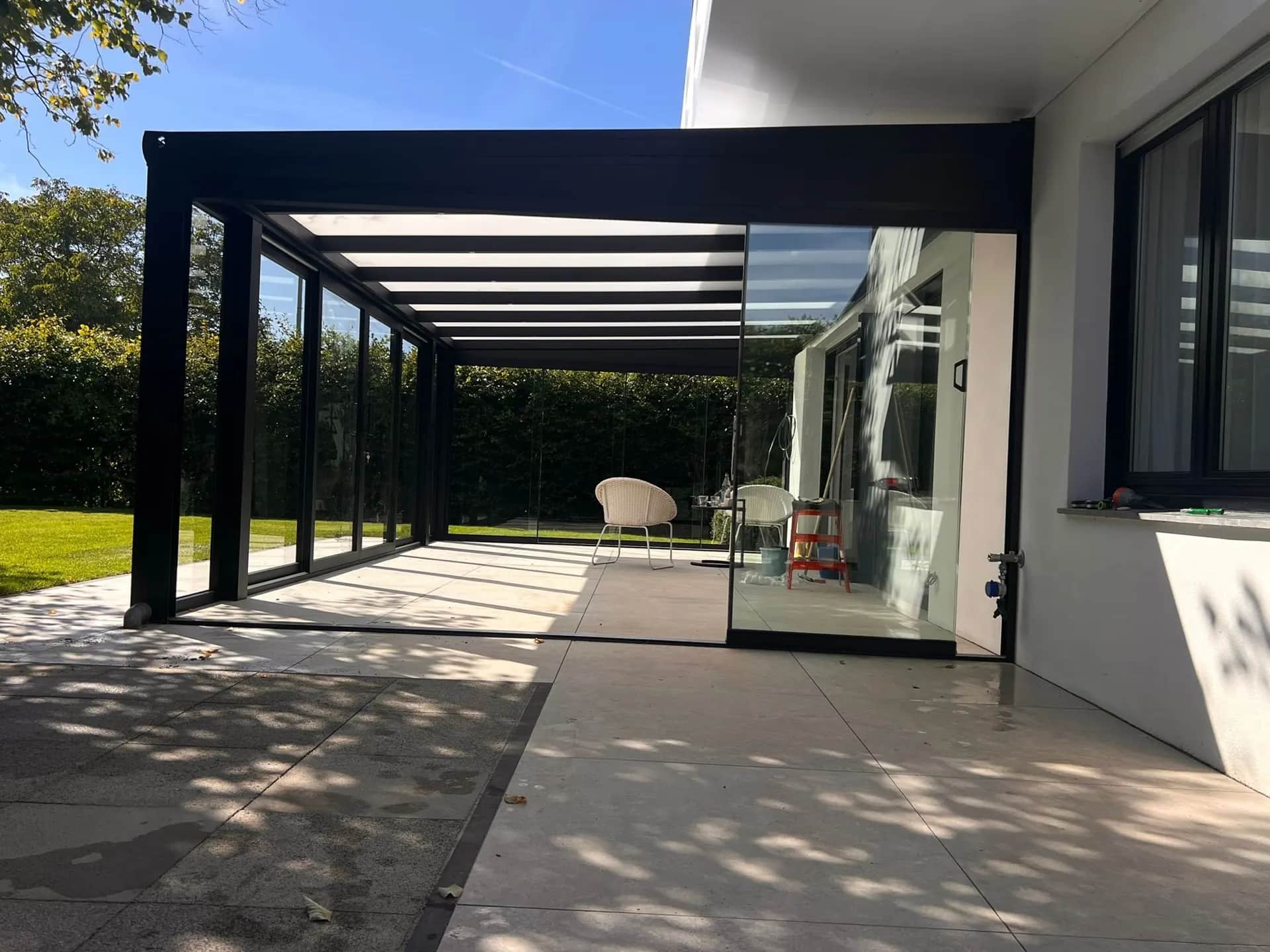 Freistehende Brait Glas-Veranda mit VSG-Glasdach in Süddeutschland