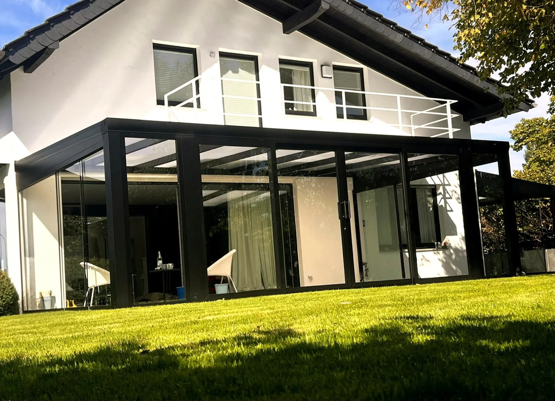 Glas-Veranda mit Schiebetüren